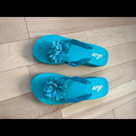 Throwback Y2K platform flip flops by A.co in bright turquoise - Picture 7 of 7